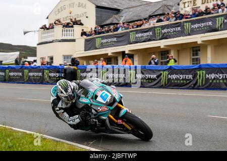 Douglas, Isle Of Man. 06.. Juni 2022. Michael Dunlop (600 Yamaha) vertritt das MD Racing Team auf seinem Weg zum Gewinn des Monster Energy Supersport TT Race 1 auf der Isle of man, Douglas, Isle of man, am 6. Juni 2022. Foto von David Horn/Prime Media Images Kredit: Prime Media Images/Alamy Live News Stockfoto