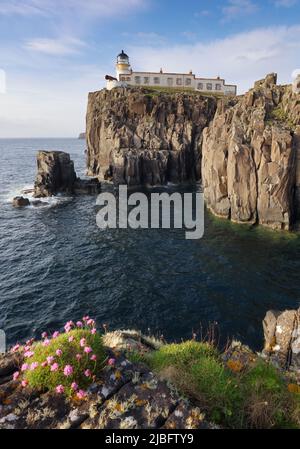 Der Neist Point Lighthouse auf der Isle of Skye in Schottland, Küstenlandschaft mit Meer Stockfoto