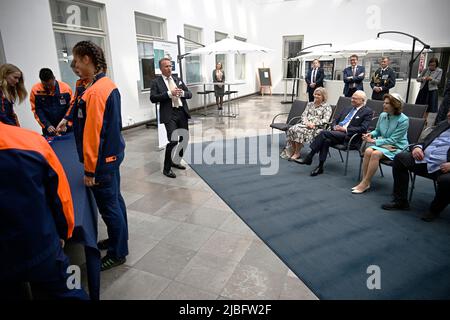 König Carl Gustaf und Königin Silvia besuchen Volvo Cars während ihres Besuchs in Olofstrom in Südschweden während des schwedischen Nationalfeiertags am 6. Juni 2022. Poto: Johan Nilsson / TT / Kod 50090 Stockfoto