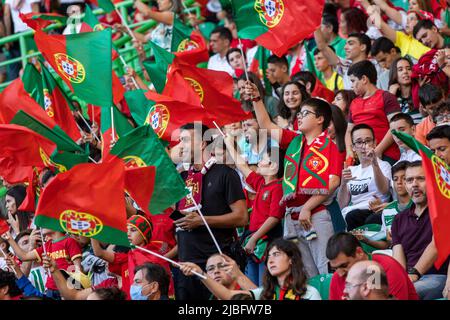 Lissabon, Portugal. 05.. Juni 2022. Portugal-Fans sahen Jubel während des UEFA Nations League-Spiels zwischen Portugal und der Schweiz im Alvalade-Stadion. Endstand; Portugal 4:0 Schweiz. Kredit: SOPA Images Limited/Alamy Live Nachrichten Stockfoto