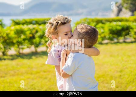 Porträt von zwei cute adorable Baby Kinder Kleinkinder umarmen und küssen einander, Liebe Freundschaft in der Kindheit Konzept, beste Freunde für immer Stockfoto