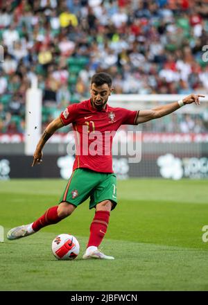 Lissabon, Portugal. 05.. Juni 2022. Bruno Fernandes aus Portugal im Einsatz beim Spiel der UEFA Nations League zwischen Portugal und der Schweiz im Alvalade-Stadion. Endstand; Portugal 4:0 Schweiz. (Foto von Hugo Amaral/SOPA Images/Sipa USA) Quelle: SIPA USA/Alamy Live News Stockfoto