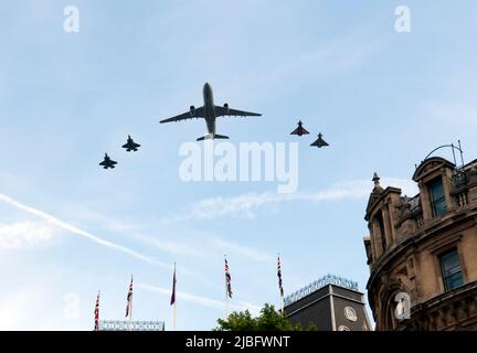 Ein Voyager-Flugzeug, begleitet von zwei Blitzflugzeugen (F-35B) und zwei Taifun-Flugzeugen, die in Formation über den Trafalgar Square fliegen, als 13.-Element der Vorbeiflug anlässlich des Platinum Jubilee 2022 Ihrer Majestät der Königin Stockfoto