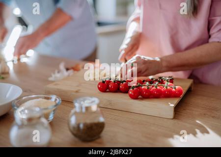 Ein älteres Paar kocht zu Hause zusammen. Stockfoto