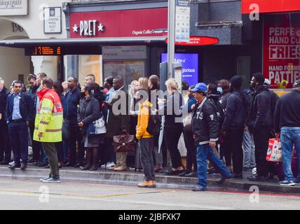 London, Großbritannien. 6.. Juni 2022. Vor der Liverpool Street Station warten Menschenmassen auf Busse, während ein weiterer U-Bahnstreik die Fahrt in der Hauptstadt stört. Die RMT (Gewerkschaft der Beschäftigten im Schienen-, See- und Verkehrswesen) hat als Reaktion auf die Pläne zur Reduzierung von 600 Arbeitsplätzen den Streik ausgerufen. Kredit: Vuk Valcic/Alamy Live Nachrichten Stockfoto