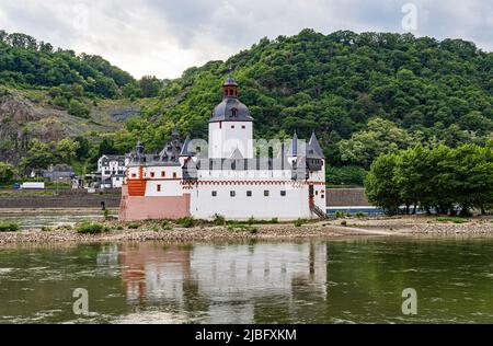 Kaub, Rheinland-Pfalz, Deutschland - 20. Mai 2022: Das Schloss Pfalzgrafenstein ist eine Mautburg auf der Insel Falkenau, auch bekannt als Pfalzinsel Stockfoto