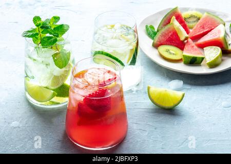 Sommercocktails. Kalte Getränke mit frischem Obst. Gesunde Mocktails. Gläser Limonade mit Eis und Minze Stockfoto
