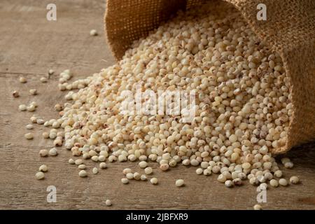 Sackleinen mit rohem Sorghum-Korn aus nächster Nähe Stockfoto