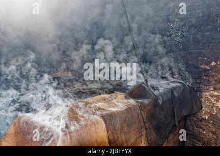 ARBROATH ANGUS SCOTLAND G & A SPINK FISCHEREI INNENRAUM DES RAUCHRAUMS DICHTER RAUCH VON EINEM HOLZFEUER Stockfoto