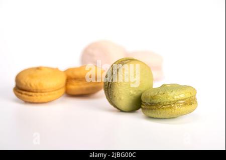 Bunte Makronen Kuchen oder Makronen isoliert auf weißem Hintergrund, kleine französische Kuchen Stockfoto