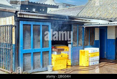 ARBROATH ANGUS SCOTLAND G & A SPINK SMOKIES FISCHT BLAUEN RAUCH AUS DEM RAUCHZIMMER UND DEM KAMIN Stockfoto