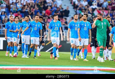 Davide Frattesi, ITA 21 Sandro Tonali, ITA 8 Cristiano Biraghi, ITA 3 Lorenzo Pellegrini, ITA 10 Alessandro Bastoni, ITA 23 Bryan Cristante, ITA 16 Francesco Acerbi, ITA 15 Gianluigi Donnarumma, ITA Torwart 1 im Spiel der UEFA Nations League 2022 ITALIEN - DEUTSCHLAND 1-1 in der Saison 2022/2023 am 04. Juni, 2022 in Bologna, Italien. © Peter Schatz / Alamy Live News Stockfoto