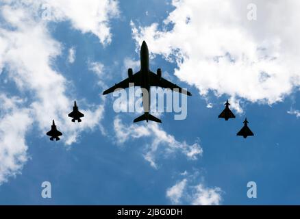 Ein Voyager-Flugzeug, begleitet von zwei Blitzflugzeugen (F-35B) und zwei Taifun-Flugzeugen, die in Formation über den Trafalgar Square fliegen, als 13.-Element der Vorbeiflug anlässlich des Platinum Jubilee 2022 Ihrer Majestät der Königin Stockfoto