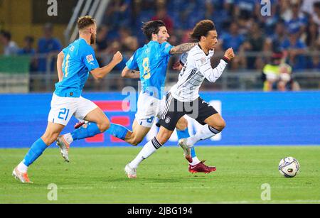 Leroy SANE, DFB 19 Wettkampf um den Ball, Tackling, Duell, Header, zweikampf, Aktion, Kampf gegen Sandro Tonali, ITA 8 Davide Frattesi, ITA 21 im UEFA Nations League 2022 Spiel ITALIEN - DEUTSCHLAND 1-1 in der Saison 2022/2023 am 04. Juni 2022 in Bologna, Italien. © Peter Schatz / Alamy Live News Stockfoto