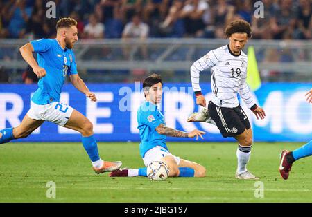 Leroy SANE, DFB 19 Wettkampf um den Ball, Tackling, Duell, Header, zweikampf, Aktion, Kampf gegen Sandro Tonali, ITA 8 Davide Frattesi, ITA 21 im UEFA Nations League 2022 Spiel ITALIEN - DEUTSCHLAND 1-1 in der Saison 2022/2023 am 04. Juni 2022 in Bologna, Italien. © Peter Schatz / Alamy Live News Stockfoto