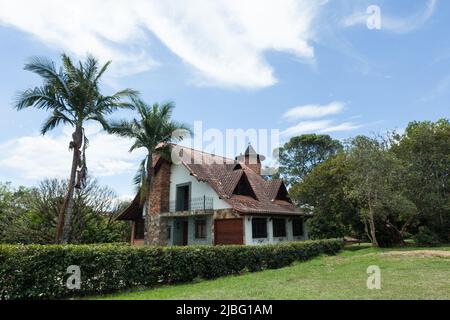 Bau und Architektur; schönes und luxuriöses Chalet mit viel natürlichem Raum. Stockfoto