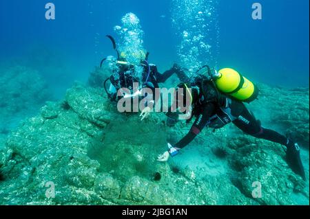 Meeresbiologen untersuchen das Käfigexperiment zur Makroalgenrestaurierung in der Gokova Bay, Türkei. Stockfoto