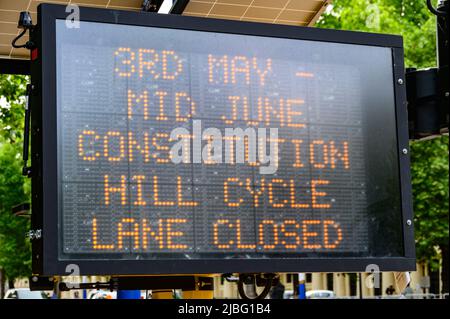 LONDON - 18. Mai 2022: Ein Schild, auf dem die Straßensperrungen aufgrund der Feierlichkeiten zum Platin-Jubiläum von Königin Elizabeth II. Angezeigt werden Stockfoto