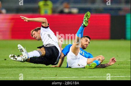 Thomas Müller, DFB 13 Wettkampf um den Ball, Tackling, Duell, Header, zweikampf, Aktion, Kampf gegen Lorenzo Pellegrini, ITA 10 im UEFA Nations League 2022 Spiel ITALIEN - DEUTSCHLAND 1-1 in der Saison 2022/2023 am 04. Juni 2022 in Bologna, Italien. © Peter Schatz / Alamy Live News Stockfoto