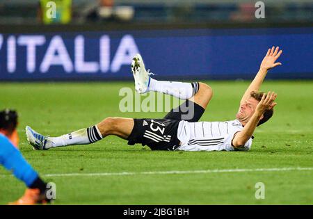 Thomas Müller, DFB 13 Wettkampf um den Ball, Tackling, Duell, Header, zweikampf, Aktion, Kampf gegen Lorenzo Pellegrini, ITA 10 im UEFA Nations League 2022 Spiel ITALIEN - DEUTSCHLAND 1-1 in der Saison 2022/2023 am 04. Juni 2022 in Bologna, Italien. © Peter Schatz / Alamy Live News Stockfoto