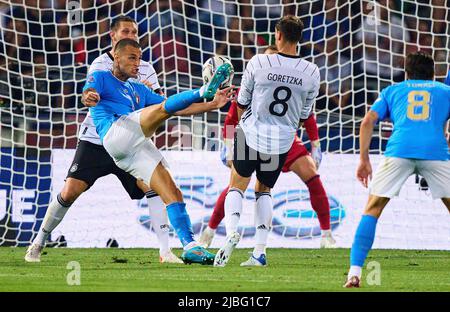 Gianluca Scamacca, ITA 9 konkurrieren um den Ball, Tackling, Duell, Header, zweikampf, Aktion, Kampf gegen Niklas Süle, DFB 15 Leon Goretzka, DFB 8 im Spiel der UEFA Nations League 2022 ITALIEN - DEUTSCHLAND 1-1 in der Saison 2022/2023 am 04. Juni 2022 in Bologna, Italien. © Peter Schatz / Alamy Live News Stockfoto