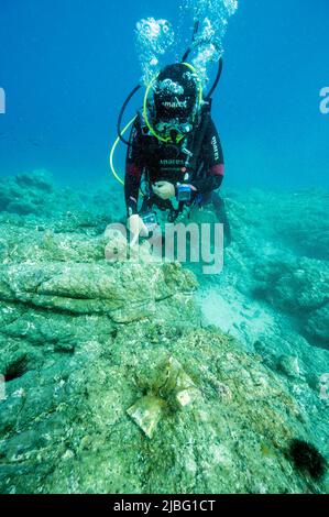 Meeresbiologen untersuchen das Käfigexperiment zur Makroalgenrestaurierung in der Gokova Bay, Türkei. Stockfoto