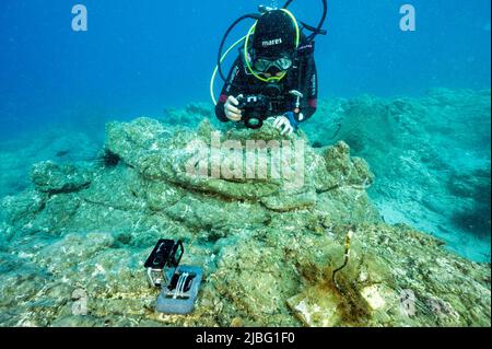 Meeresbiologen untersuchen das Käfigexperiment zur Makroalgenrestaurierung in der Gokova Bay, Türkei. Stockfoto