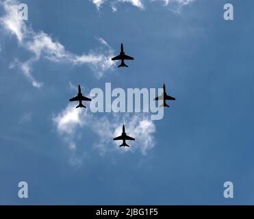 Vier Hawk T2-Flugzeuge, die in Formation als 15.-Element der Vorbeiflug fliegen, um das Platinum Jubilee 2022 der Königin zu feiern Stockfoto