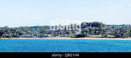 Ein Panoramablick auf Mollymook Beach, seinen Surf Club und das lokale Golf Club Clubhaus (LHS) an der New South Wales, Südküste von Australien Stockfoto