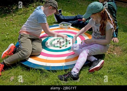 Zwei kleine Kinder Rennen Schnecken auf Rundkurs Wildlife Event Tysoe Warwickshire Stockfoto