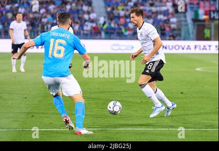 Leon Goretzka, DFB 8 Wettkampf um den Ball, Tackling, Duell, Header, zweikampf, Aktion, Kampf gegen Bryan Cristante, ITA 16 im UEFA Nations League 2022 Spiel ITALIEN - DEUTSCHLAND 1-1 in der Saison 2022/2023 am 04. Juni 2022 in Bologna, Italien. © Peter Schatz / Alamy Live News Stockfoto