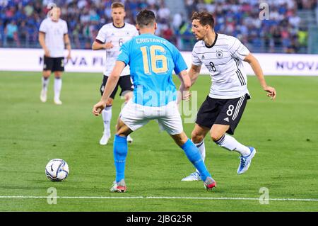 Leon Goretzka, DFB 8 Wettkampf um den Ball, Tackling, Duell, Header, zweikampf, Aktion, Kampf gegen Bryan Cristante, ITA 16 im UEFA Nations League 2022 Spiel ITALIEN - DEUTSCHLAND 1-1 in der Saison 2022/2023 am 04. Juni 2022 in Bologna, Italien. © Peter Schatz / Alamy Live News Stockfoto