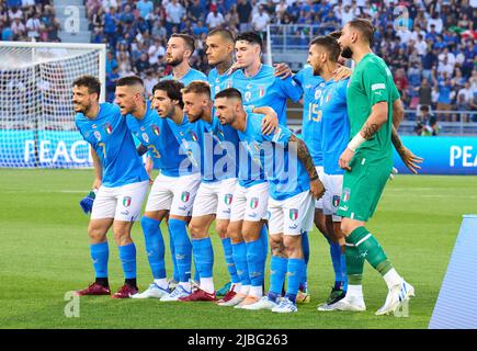 Mannschaftsfoto ITA Gianluigi Donnarumma, ITA Torwart 1 Cristiano Biraghi, ITA 3 Alessandro Florenzi, ITA 7 Sandro Tonali, ITA 8 Gianluca Scamacca, ITA 9 Lorenzo Pellegrini, ITA 10 Francesco Acerbi, ITA 15 Bryan Cristante, ITA 16 Matteo Politano, ITA 17 Davide Frattesi, ITA 21 Alessandro Bastoni, ITA 23 im UEFA Nations League 2022 Spiel ITALIEN - DEUTSCHLAND 1-1 in der Saison 2022/2023 am 04. Juni 2022 in Bologna, Italien. © Peter Schatz / Alamy Live News Stockfoto