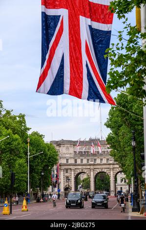 LONDON - 18. Mai 2022: Admiralty Arch in London, mit Union Jack Flaggen, die für die Platinum Jubilee Celebrations hängen Stockfoto