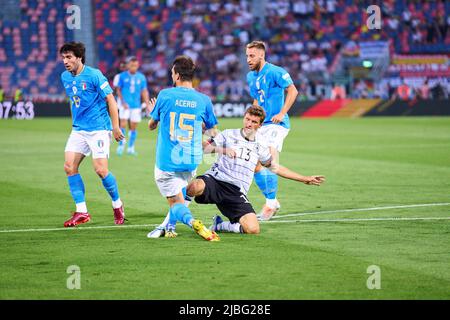 Thomas Müller, DFB 13 Wettkampf um den Ball, Tackling, Duell, Header, zweikampf, Aktion, Kampf gegen Francesco Acerbi, ITA 15 Davide Frattesi, ITA 21 Sandro Tonali, ITA 8 im Spiel der UEFA Nations League 2022 ITALIEN - DEUTSCHLAND 1-1 in der Saison 2022/2023 am 04. Juni 2022 in Bologna, Italien. © Peter Schatz / Alamy Live News Stockfoto