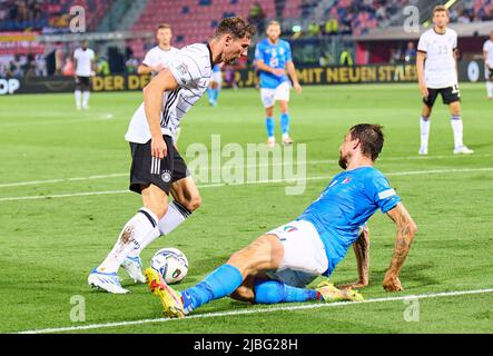 Leon Goretzka, DFB 8 Wettkampf um den Ball, Tackling, Duell, Header, zweikampf, Aktion, Kampf gegen Bryan Cristante, ITA 16 im UEFA Nations League 2022 Spiel ITALIEN - DEUTSCHLAND 1-1 in der Saison 2022/2023 am 04. Juni 2022 in Bologna, Italien. © Peter Schatz / Alamy Live News Stockfoto