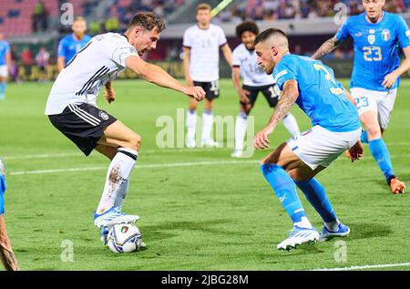 Leon Goretzka, DFB 8 Wettkampf um den Ball, Tackling, Duell, Header, zweikampf, Aktion, Kampf gegen Cristiano Biraghi, ITA 3 im UEFA Nations League 2022 Spiel ITALIEN - DEUTSCHLAND 1-1 in der Saison 2022/2023 am 04. Juni 2022 in Bologna, Italien. © Peter Schatz / Alamy Live News Stockfoto