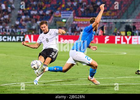 Leon Goretzka, DFB 8 Wettkampf um den Ball, Tackling, Duell, Header, zweikampf, Aktion, Kampf gegen Davide Frattesi, ITA 21 im UEFA Nations League 2022 Spiel ITALIEN - DEUTSCHLAND 1-1 in der Saison 2022/2023 am 04. Juni 2022 in Bologna, Italien. © Peter Schatz / Alamy Live News Stockfoto