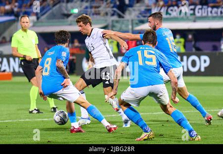 Thomas Müller, DFB 13 Wettkampf um den Ball, Tackling, Duell, Header, zweikampf, Aktion, Kampf gegen Sandro Tonali, ITA 8 Francesco Acerbi, ITA 15 Bryan Cristante, ITA 16 im UEFA Nations League 2022 Spiel ITALIEN - DEUTSCHLAND 1-1 in der Saison 2022/2023 am 04. Juni 2022 in Bologna, Italien. © Peter Schatz / Alamy Live News Stockfoto