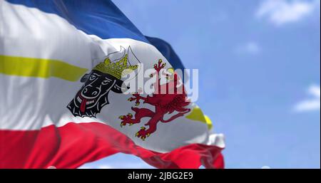 Die Flagge Mecklenburg-Vorpommerns winkt an einem klaren Tag im Wind. Mecklenburg-Vorpommern ist ein deutsches Bundesland (Land) in der Stockfoto