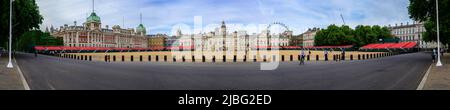 LONDON - 18. Mai 2022: Pano of Horse Guards Parade mit Sitzplätzen für Platinum Jubilee Trooping of the Color Stockfoto