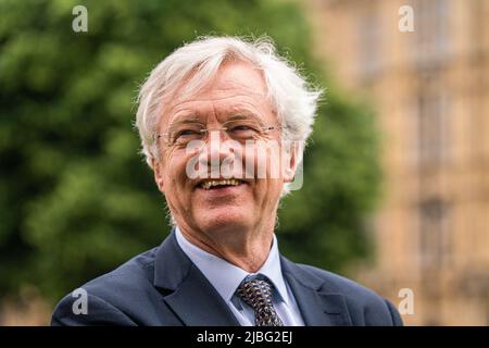 London, 6. Juni 2022. David Davis, konservativer Abgeordneter für Haltemprice und Howden, der von 2003 bis 2008 als Schattenminister und von 2016 bis 2018 als Staatssekretär für den Austritt aus der Europäischen Union fungierte, wurden vor dem Vertrauensvotum auf dem College Green interviewt. der vorsitzende des Ausschusses „Backbank 1922“, der heute zuvor angekündigt wurde, wird sich dem Vertrauensvotum von Premierminister Boris Johnson stellen, nachdem die 15-Prozent-Schwelle der von konservativen MPS eingereichten Schreiben erreicht wurde. Die Abstimmung findet später um 6pm Uhr durch Tory MPS statt. Kredit. amer Ghazzal/Alamy Live Nachrichten Stockfoto