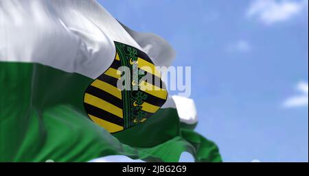 Die Flagge Sachsens winkt an einem klaren Tag im Wind. Sachsen ist ein Binnenstaat Deutschlands Stockfoto