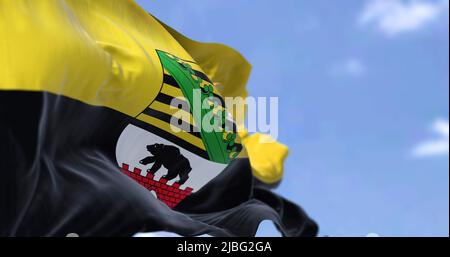 Die Flagge von Sachsen-Anhalt winkt an einem klaren Tag im Wind. Sachsen-Anhalt ist ein deutsches Land Stockfoto