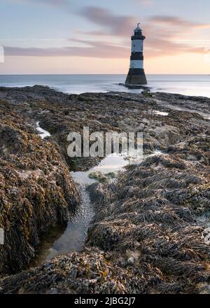 Sonnenaufgang im Trwyn Du Lighthouse, Penmon, Anglesey, Großbritannien. 27 Mai 2022. Foto von Richard Holmes. Stockfoto