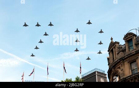 15 fliegen RAF-Taifune in einer besonderen '70'-Formation über den Trafalgar Square, am Anfang der Mall, in Richtung Buckingham Palace, als Teil der Fly-Past für die Queens Platinum Jubilee Celebrations am 2.. Juni 2022 Stockfoto