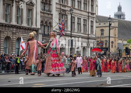 London, Großbritannien. 5.. Juni 2022. Eine indische Hochzeitsfeier mit Musikern, einem riesigen Kuchen und riesigen Marionetten war Teil der 7 Tausend Teilnehmer starken Platinum Jubilee Pageant, die im Zentrum von London stattfand, um die 70 Jahre Ihrer Majestät auf dem Thron zu feiern. Die farbenfrohe Parade ging entlang Whitehall, der Mall und am Buckingham Palace vorbei und wurde von vielen als ein einmaliges Ereignis beschrieben. Quelle: Kiki Streitberger / Alamy Live News Stockfoto