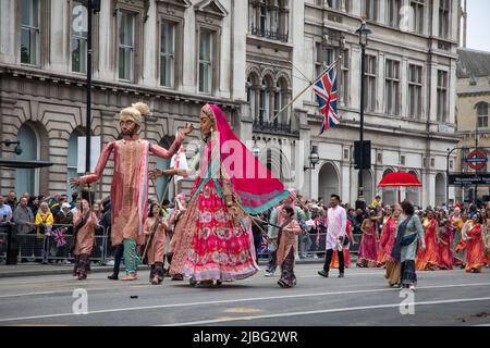 London, Großbritannien. 5.. Juni 2022. Eine indische Hochzeitsfeier mit Musikern, einem riesigen Kuchen und riesigen Marionetten war Teil der 7 Tausend Teilnehmer starken Platinum Jubilee Pageant, die im Zentrum von London stattfand, um die 70 Jahre Ihrer Majestät auf dem Thron zu feiern. Die farbenfrohe Parade ging entlang Whitehall, der Mall und am Buckingham Palace vorbei und wurde von vielen als ein einmaliges Ereignis beschrieben. Quelle: Kiki Streitberger / Alamy Live News Stockfoto