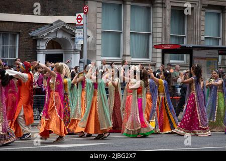 London, Großbritannien. 5.. Juni 2022. Eine indische Hochzeitsfeier mit Musikern, einem riesigen Kuchen und riesigen Marionetten war Teil der 7 Tausend Teilnehmer starken Platinum Jubilee Pageant, die im Zentrum von London stattfand, um die 70 Jahre Ihrer Majestät auf dem Thron zu feiern. Die farbenfrohe Parade ging entlang Whitehall, der Mall und am Buckingham Palace vorbei und wurde von vielen als ein einmaliges Ereignis beschrieben. Quelle: Kiki Streitberger / Alamy Live News Stockfoto