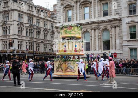 London, Großbritannien. 5.. Juni 2022. Eine indische Hochzeitsfeier mit Musikern, einem riesigen Kuchen und riesigen Marionetten war Teil der 7 Tausend Teilnehmer starken Platinum Jubilee Pageant, die im Zentrum von London stattfand, um die 70 Jahre Ihrer Majestät auf dem Thron zu feiern. Die farbenfrohe Parade ging entlang Whitehall, der Mall und am Buckingham Palace vorbei und wurde von vielen als ein einmaliges Ereignis beschrieben. Quelle: Kiki Streitberger / Alamy Live News Stockfoto